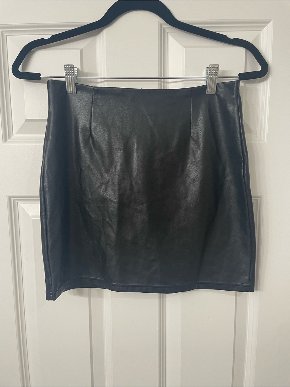 Talula by Aritzia Black Faux Leather Mini Skirt Women’s Size 4 Zip Back Closure